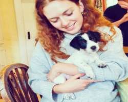 The blue-eyed beauty is a proud mother of a puppy named Mabel Eadie and enjoys spending time with her.